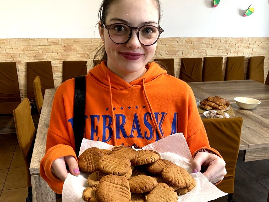 Mergina su sausainiais 