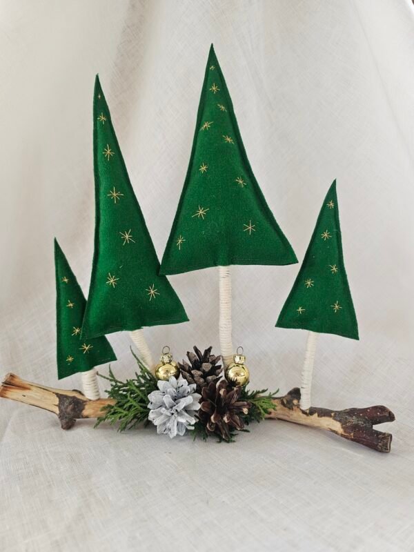 kalėdinės dekoracijos ant šakos