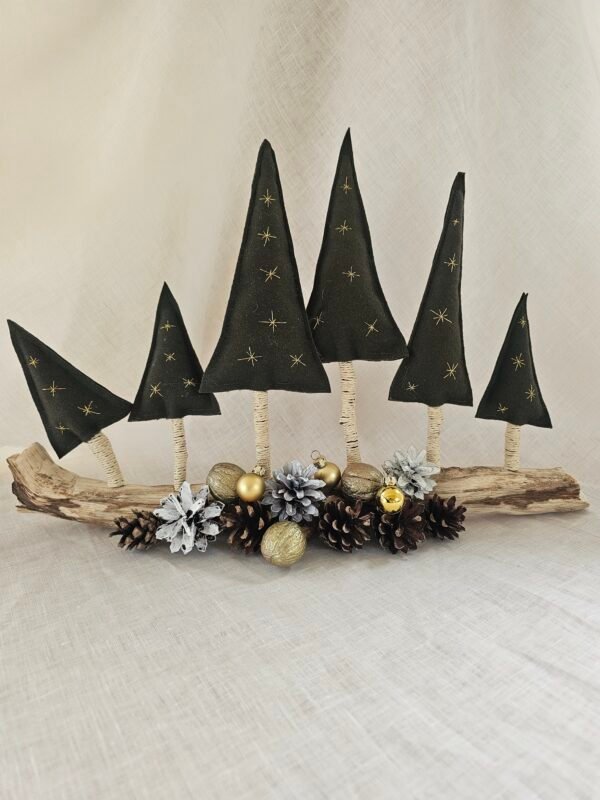 kalėdinės dekoracijos ant šakos