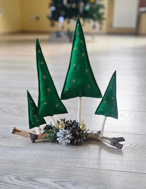 kalėdinės dekoracijos ant šakos